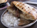 去到舊城，導遊在市內作簡介後，就同我地食lunch,係地道的Cevapi, 係烘過的面包加肉條， 呢餐碟肉係 tour 包的，但飲品唔包。