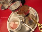 食完再去飲當地咖啡，飲法係，先飲啖水，再飲咖啡，方糖及軟糖點咖啡食，又幾得意