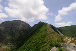 左邊是鳳凰山閰王壁, 右邊是狗牙嶺主峰