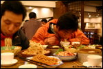 好努力咁食緊..