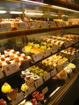 經過一間西餅店,店內嘅西餅都好靚