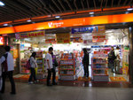 媽咪入左一間類似香港萬寧嘅店舖