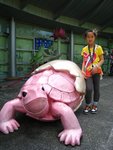 先到爬蟲類動物館外見到隻粉紅龜
