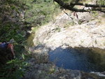 到一瀑頂, 瀑下又有一大潭, 瀑左下降
DSC04113