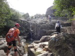 見到一小瀑, 有隊友在瀑頂, 原來在瀑頂大休
DSC04985