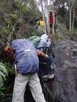 點知我條路竟然接上沿壁左上的隊友而不是接山路, 都要上此一大級濕石, 哎吔吔
DSC05180