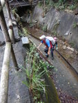水管後要爬鐵絲網.  如果唔爬鐵絲網可以爬鐵梯落引水道後再爬鐵梯上石屎路
DSC06740