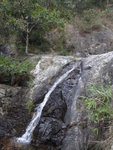 右邊上第一層瀑頂再過左邊接山路上
DSC08597