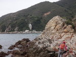 赤門海峽綑岸 - 黃竹角咀至鳳凰笏. 相左見一紅色物體在一大石頂
DSC00573