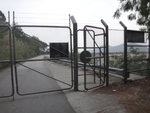又有鐵閘, 不過門開了少少, 好窄哩
DSC00808
