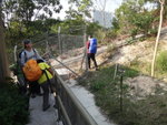 跨欄杆出鐵絲網範圍
DSC02177