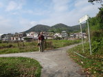 至分岔路, 前望見烏蛟騰村, 右路可穿村往小巴站, 大隊走左路
DSC07600