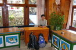 在Phakding入住Khumbu Traveller's Guest House (房間連&#21408;所), 但洗澡要外出.  這裏是客廳
04NL0035