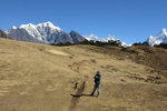 往Syanboche Panorama Hotel 途中. 背景, 左至右是 Taboche (6367m), Everest (8850m), Nuptse (7861m), Lohtse (8414m) & Ama Dablam (6856m)
04NL0124