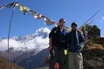 背後是Thamserku (6823m).  左邊是Dil, 右是Anil (挑夫)
04NL0154