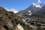 Pangboche (3930m), 左 Nuptse (7861m), Everest (8850m) & Lhotse (8414m); 右 Ama Dablam (6856m)
04NL0222