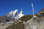 往Dughla (Thuklha 4620m)途中, 遠處是Taboche Peak (6367m)
04NL0289