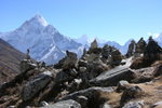 途中瑪尼堆(石堆)是為紀念過去登山時遇難的雪巴人的
04NL0315