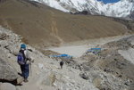 終於見到 Gorak Shep (5140m), 相左是上 Kala Pattar的山路
04NL0378