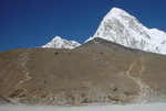 左 Chumbu (6859m) & 右Pumori (7165m), 前是Kala Pattar, 可見上山的路. 路不難走, 只是異常喘氣, 寸步艱難
04NL0382