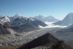 Ama Dablan (6856m) (左) & Thamserku (6823m) (右), & Kwangde (6787m)(最右)
04NL0406