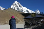 旅館旁上 Kala Pattar 的山路及背後的Pumori (7165m)
04NL0438