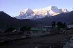 Khumjung (3780m) &  背後的Kwangde Ri (6187m)
04NL0475