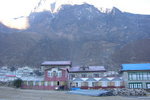 Khumjung Village (3780m) & 神山 Khumbi Yul Lha (5761m).  在此入住Hidden Villae Lodge
04NL0488