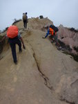 蘇哥沿沙脊上攀, 要靠插剪沙中做扶手借力上, 都好吃力哩.  其實左邊有路過
DSC05583