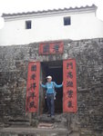 原來圍牆內是老圍村, 是龍躍頭鄧族聚居的圍村. 老圍門樓及圍牆於1997年1月31日被列為法定古蹟。
DSC05888