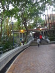 斜坡頂是鐵絲網, 往左橫移至欄杆位跨欄入公園
DSC06966