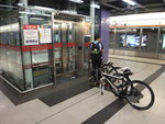 地鐵往東涌, 帶住單車當然要等升降機啦
DSC07120