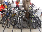 回東涌富東村一食肆大休, 單車集中縛在路邊一樹旁
DSC07142