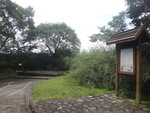 路牌左邊有一石壆
DSC08171