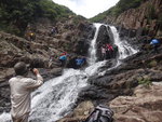 藏幽瀑, 有隊友在瀑下拍照, 有隊友在瀑左上攀
DSC00094