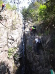 上溯黃竹坑左支到一瀑位, 有隊友瀑右上攀, 亦有隊友瀑左上攀
DSC00590