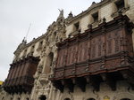 利馬總主教宮（ Palacio Arzobispal de Lima ）目前的建築物建成於1924年12月8日.  大門上方是華麗的雪松陽台，以及總教區的主保聖人聖Turibius的花崗岩雕塑。宮殿有兩根旗杆，分別懸掛秘魯國旗和梵蒂岡國旗
IMG_0182c
