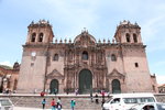 大教堂(the catedral)其實是一大兩小，共三座教堂連在一塊.  最左邊是入口是Iglesia Sagrada Familia (The Church of Sacred Family) 18世紀初才完工.  最右邊是出口是Iglesia del Triunfo (The Church of Triumph凱旋教堂) 建於1539.  一百多年後，大教堂才正式落成.   大教堂內可觀看耶穌最後的晚餐名畫.  入教堂要收費25Sol
IMG_0397