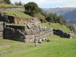 目前遊客所見的 Saqsaywaman 城已非當年原貌, 規模面積約僅原有的四分之一, 許多巨石塊於1533至35年間已為西班牙人所拆除並移作 Cusco 建教堂之用
IMG_0770b