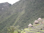 入口處小屋(相右)及山坳中的太陽神殿(Intipunka)所在處(相左). 隱約可見落山的山路
IMG_2619