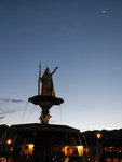 中央廣場中的第九世皇帝銅像與娥眉月
IMG_2845