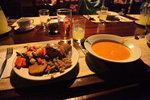 是晚有湯, 雜菜, 雞肉及沙律
IMG_3081