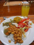 今餐有米飯, 牛肉, 炒雜菜及雜菜沙律
IMG_3424