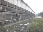 回海邊, 不想濕腳便上一級沿石牆邊前行
DSC03382