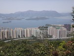 遙望八仙嶺至黃嶺(右至左)一帶. 還可見到洞梓新建的觀音大像. 海中見馬屎洲(右)與三門仔(左). 相左上角見船灣淡水湖大壩
DSC06609