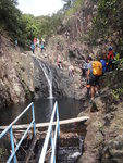 踩完水管到另一水池小瀑壁, 有隊友壁右上攀
DSC06705