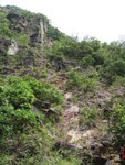 臥龍石澗中回望剛才下降的懸龍石澗第一層崖壁, 上面石塔便是懸龍的第二層崖壁
IMG_2681