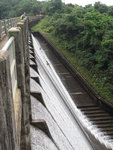 香港仔下水塘水壩, 剛才有隊友沿壩右旁斜坡邊草坡上水壩頂
IMG_4504