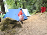 左邊有2個營, 而相右紅色的小營是&#21408;所, 裏有有個小洞, 洞兩旁有兩去石頭做踏腳, 不過要小心踩唔穩跣落個洞度 
SK_00407