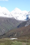 落山途中右望見 Ratong (6679m) 及谷中的 Dzongri 及水塘, 水塘中白色是雪山倒影
SK_01202